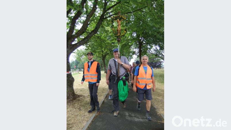 Angeführt vom Pilgerkreuz machten sich die Gläubigen auf den gut 27 Kilometer langen Weg nach Amberg. Bild: exb