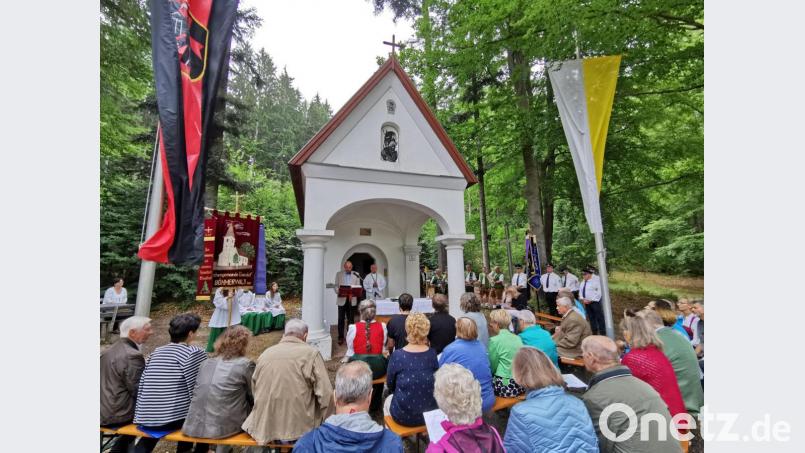 In den kleinen Kreis der Mitglieder des Kirchensprengels &quot;Eisendorf und Umgebung&quot; mischten sich deren Nachkommen, Eslarner sowie Abordnungen der Schlossbergkapelle und des Krieger- und Soldatenvereins. Bild: gz