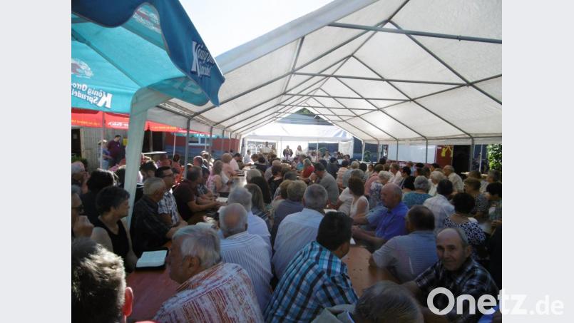 Trotz der angekündigten 40 Grad feiern zahlreiche Gäste mit dem Kapellenbauverein mit. Bild: exb