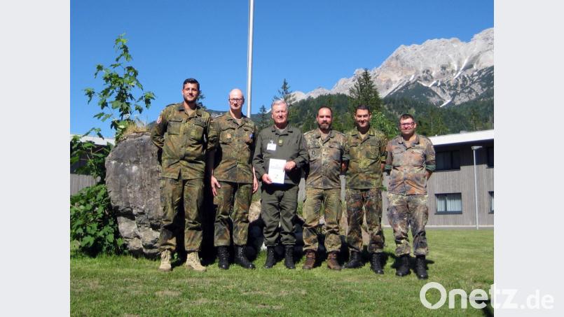 Oberst Elmar Rosenauer (mit Buch) hat die Soldaten Patrick Krause, Michael Hiller, Kommandant Oberstleutnant Florian Rommel sowie die Reservisten Thomas Ernstberger und Roland Müller (von links) zum Internationalen Militärwettkampf nach Hochfilzen eingeladen. Bild: mor
