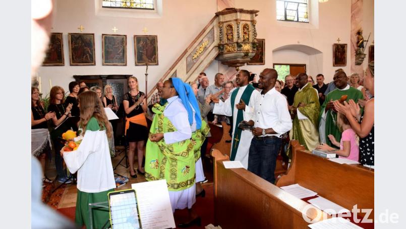 In der Pfarrei St. Pankratius in Dietldorf, zu der auch die Pfarrei Emhof zählt, hatte Pfarrvikar Christian Ogo (hinten, Zweiter von rechts) zu einem afrikanischen Gottesdienst eingeladen. Bild: bö