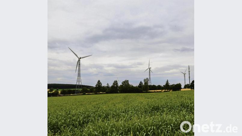 Bei Wildenreuth stehen bereits drei Windkraftanlagen. In einer Skizze sind in dem Waldgebiet dahinter sieben weitere Anlagen eingezeichnet, die dann mehr als dreimal so hoch wie die bestehenden werden könnten. Die Betreiber dementieren jedoch, dass hinter der Skizze konkrete Planungen stehen. Bild: rw