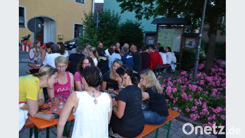 Der Kegelclub Blau-Weiß feiert sein 50. Gründungsjubiläum mit einem Gartenfest bis tief in die Nacht. Bild: gi