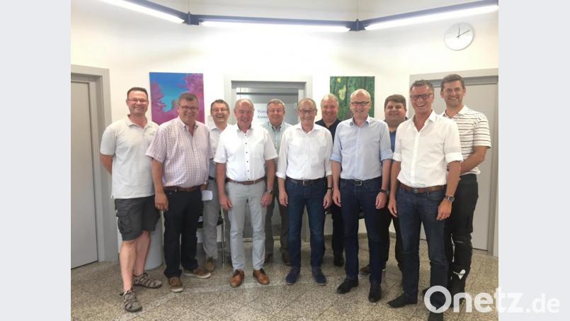 Kein Verständnis haben (von links) die Bürgermeister Florian Junkes (Hohenburg, Peter Braun (Schmidmühlen), Josef Gilch (Ebermannsdorf), Roland Strehl (Kümmersbruck), Hans Koch (Königstein), Erwin Geitner (Rieden), Markus Dollacker (Ensdorf), Bernhard Lindner (Hahnbach), Dieter Dehling (Illschwang, Hermann Falk (Hirschau) und Roman Berr (Etzelwang) für den Beschluss des Bayerischen Ministerrats. Bild: ibj