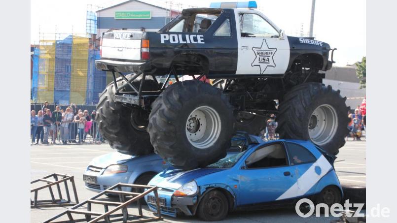 Spektakulär: Riesige Monster-Autos machten zwei Kleinwägen platt. Bild: kro