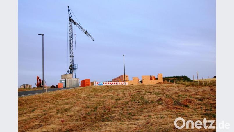 Im Baugebiet „Dötsch – Am Bühl“ wird fleißig gebaut. Von den insgesamt 23 Parzellen sind bereits 19 verkauft. Es stehen also nur noch 4 Bauplätze zur Verfügung. Bild: sm