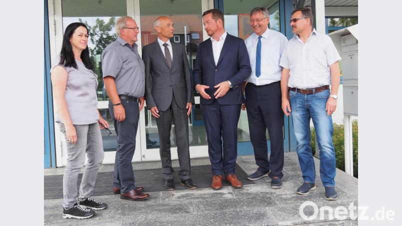 Nur gute Nachrichten für Bundestagsabgeordneten Uli Grötsch (Vierter von links)
bei seinem Besuch der Bundeskasse in Weiden. Mit dabei (von links) Bereichsleiterin Jeannette Rehfeld,
BDZ-Bundesvorsitzender Dieter Dewes, stellvertretender Leiter Bundeskasse Weiden Ralf Gallitzendörfer, 
stellvertretender Vorsitzender BDZ-Nürnberg Hans Eich und Personalratsvorsitzender Bundeskasse Weiden Karl-Heinz Selch Bild: Bühner