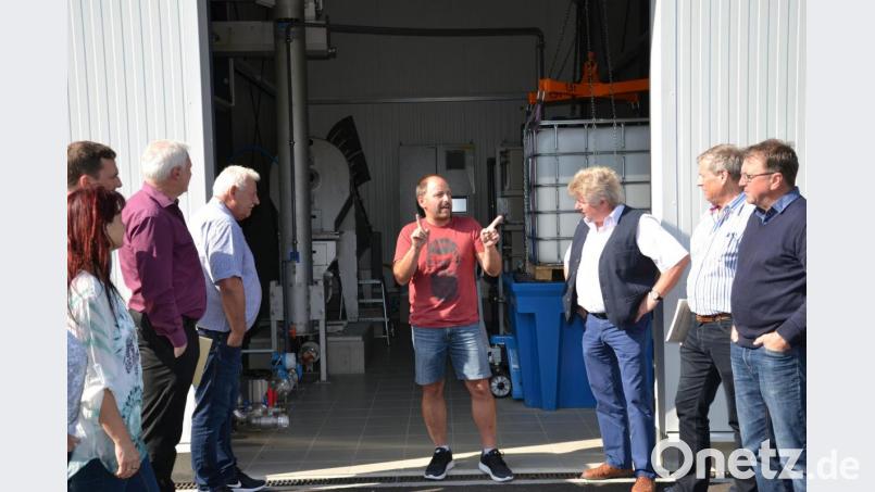 Der Krummennaaber Klärwärter Roland Beyer (Mitte) erläutert dem Stadtrat aus Windischeschenbach die Vorteile einer stationären Klärschlammpresse. Bild: Lowak