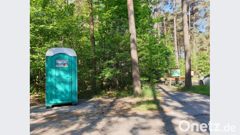 Am Trimm-Dich-Pfad in Weinberg ist eine mobile Toilette aufgestellt worden. Bild: exb