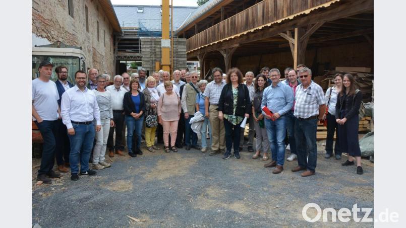 Eine Besuchergruppe des Arbeitskreises Landeskunde Ostbayern informierte sich in Konnersreuth über das Projekt Schafferhof. Fördervereins-Vorsitzender Uwe Rosner (Siebter von rechts), Kunsthistorikerin Elisabeth Vogl (Elfte von rechts) und Architekt Gerhard Plaß (Zwölfter von rechts) stellten den Gästen die Baumaßnahme und das Konzept des geplanten Theres-Neumann-Museums vor. Bild: jr
