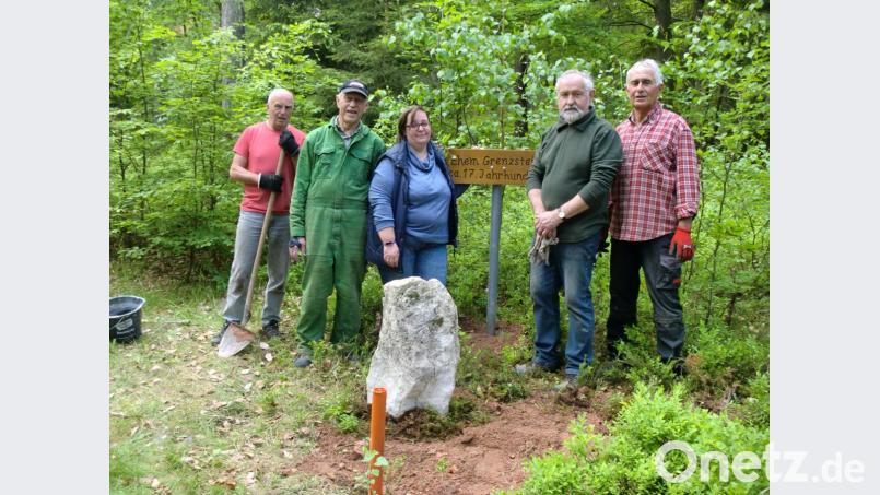 Gerhard Häckl, Erwin Meier, Heimat- und Volkstumsvereins-Vorsitzende Manuela Wagner, Rainer Biller und Heinz Gebhardt (von links) stellten den alten Grenzstein am Buchbergsprüchlweg auf. Bild: sh