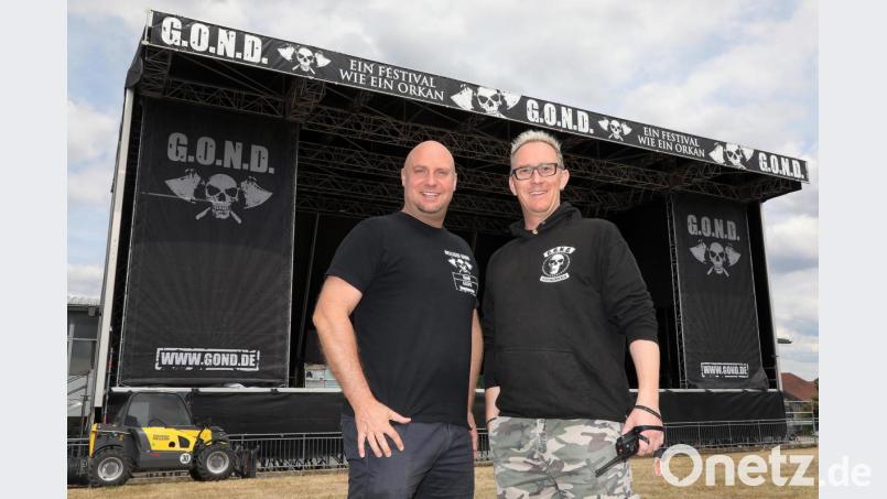 Ohne Handy und Funkgerät geht momentan gar nichts beim Festival-Aufbau in Kreuth. Aber für ein Foto haben die G.O.N.D.-Veranstalter Steffen Kiederer und Timo Hofmann (von links) trotzdem Zeit. Bild: Wolfgang Steinbacher