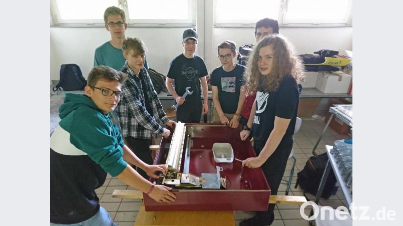 Die Kunstautomatenschrauber des Kepler-Gymnasium. Der Rest der 13-köpfigen Gruppe im P-Seminar Kunst kümmert sich um des Design der Verpackung. Bild: exb