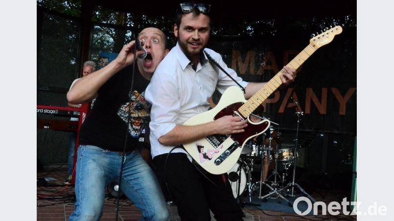 Frontmann Daniel Nees und Gitarrist Bastian Kretzschmar außer Rand und Band. Bild: Kunz