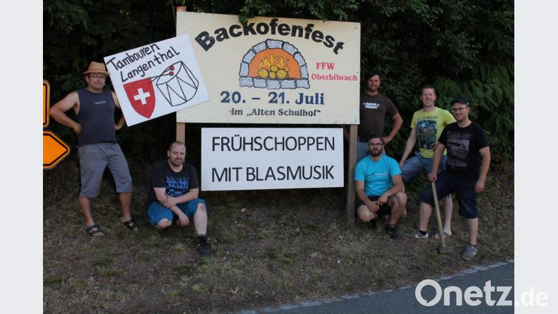 Das an zentraler Stelle angebrachte Schild zeigt es Passanten aus allen Himmelsrichtungen: Es ist bald wieder Backofenfest. Bild: edo