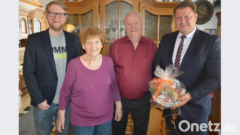Jubilar Siegfried Kilian mit Ehefrau Margareta, Enkel Maximilian (links) und Zweitem Bürgermeister Stefan Grillmeier. Bild: jr