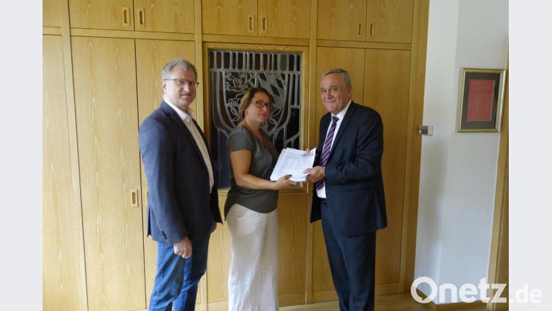 Oberbürgermeister Kurt Seggewiß, Manuela Dietz (stellv. Geschäftsführerin ver.di Bezirk Oberpfalz), Alexander Gröbner (Geschäftsführer ver.di Bezirk Oberpfalz). Bild: exb/Stadt Weiden