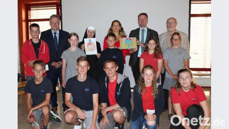 Als zehnte Schule nimmt die Realschule Auerbach das Zertifikat „Energieschule im Landkreis Amberg-Sulzbach“ entgegen. Stolz auf die Auszeichnung sind mit den Schülern (von links) Landrat Richard Reisinger, Schulleiterin S. Lioba Endres und Kerstin Rittsteiger, die Energiebeauftragte der Realschule. Mit im Bild der ZEN-Vorsitzende und Bürgermeister der Marktgemeinde Hohenburg, Florian Junkes, sowie Projektleiter Manfred Klemm (rechts). Bild: cs