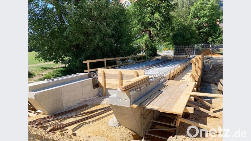 Die Spannbetonteile der Brücke über die Lauterach sind eingepasst. Nun kann betoniert werden. Bild: jp
