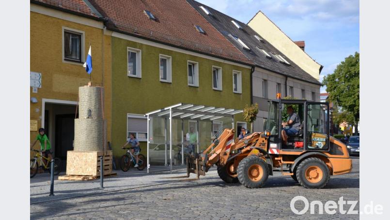 Ein Modell des Butterfassturms sorgt am Stadtplatz für Aufsehen. Andreas Bogner vom Bauhof stellt den fünf Meter hohen Turm an drei verschiedenen Punkten ab. Der Turm in Miniformat soll dem Stadtrat zur Meinungsfindung dienen. Hier steht das Modell vor dem Anwesen Stadtplatz Nummer 9. Bild: Lowak