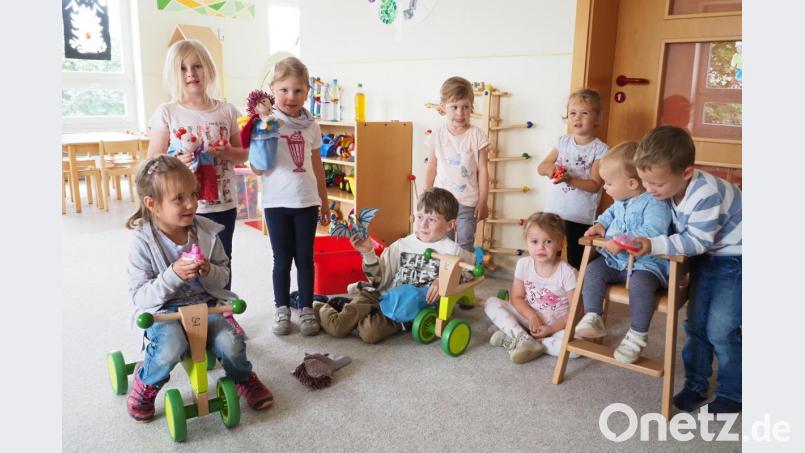 Die neuen Hochstühle im Altendorfer Kindergarten sind zum Teil schon im Gebrauch. Für den Fototermin dürfen auch die größeren Kinder die Laufräder testen, die für die Krippe bestimmt sind. Bild: bl