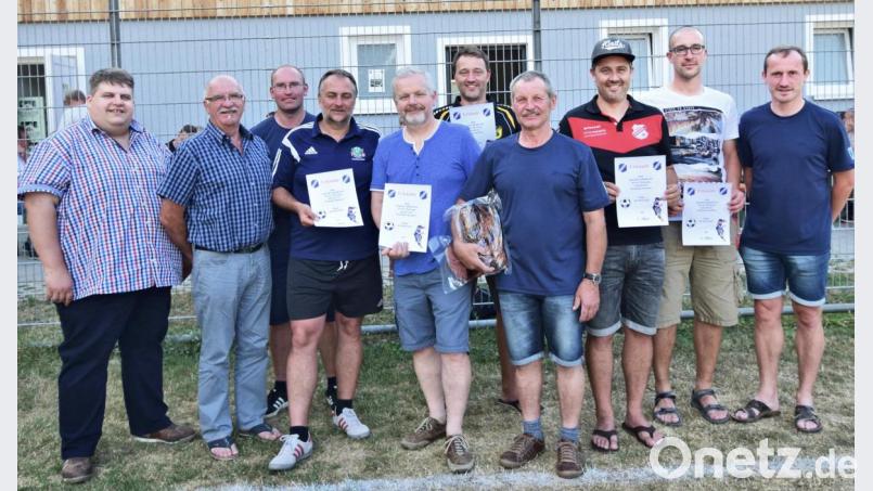 Die Spielführer der beteiligten Mannschaften mit AH-Manager Stefan Niebler (Dritter von links), SVI-Vorsitzendem Martin Luber (rechts), Bürgermeister Dieter Dehling (links) und dem stellvertretenden Vorsitzenden des Fördervereins des SVI, Alfred Ebert (Zweiter von links). Bild: no