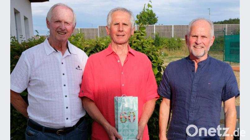Werner Cyganek (Mitte) gehörte der ersten Mannschaft im offiziellen Spielbetrieb Anfang der sechziger Jahre an und wurde für langjährige Zugehörigkeit geehrt. Wolfgang Laaths (rechts) und der frühere Spartenleiter Franz Weiß (links) nahmen die Ehrung vor. Bild: mab