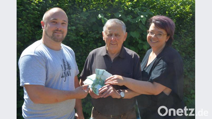 Toni Krämer (Mitte) überreichte eine Spende in Höhe von 600 Euro, aus dem Erlös des 12. Stiftländer Adventssingen, an die Eltern des kleinen Hugo, an Berthold und Sabrina Walbrunn. Bild: jr