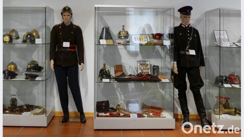 Zwei Feuerwehruniformen aus verschiedenen Zeiten. Bild: tr