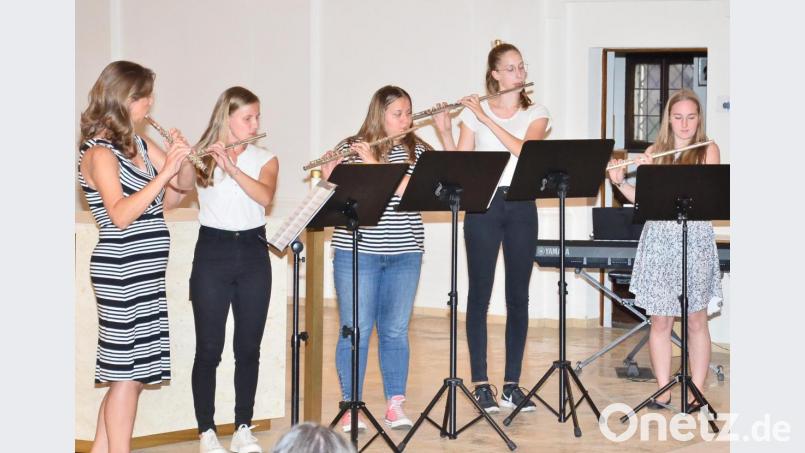 Fünf Querflöten vereinen sich zum fünf Minuten währenden Klang von Mozarts &quot;Zauberflöte&quot; durch (von links) Gerlinde Gläser, Lena Hagn, Barbara Neuber, Marie Würschinger und Lena Sollfrank. Bild: fjo