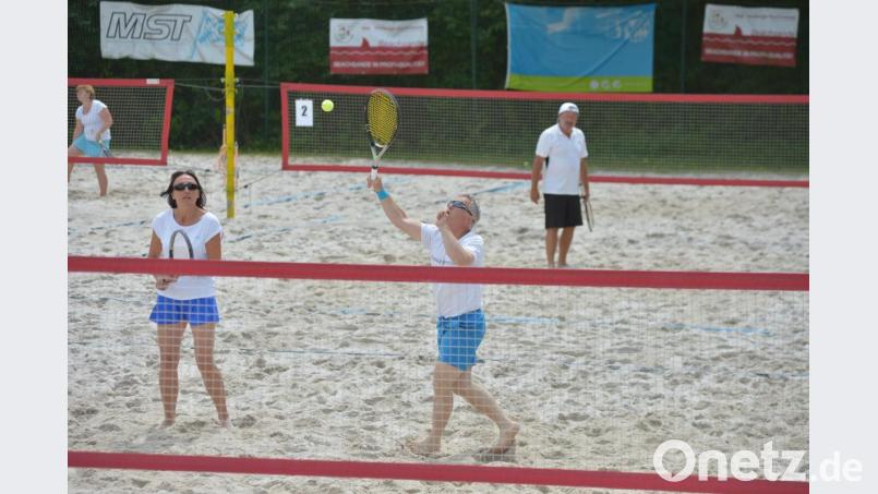 Auf vier Feldern spielen die Teilnehmer um die Titel im Beachtennis. Bild: ref
