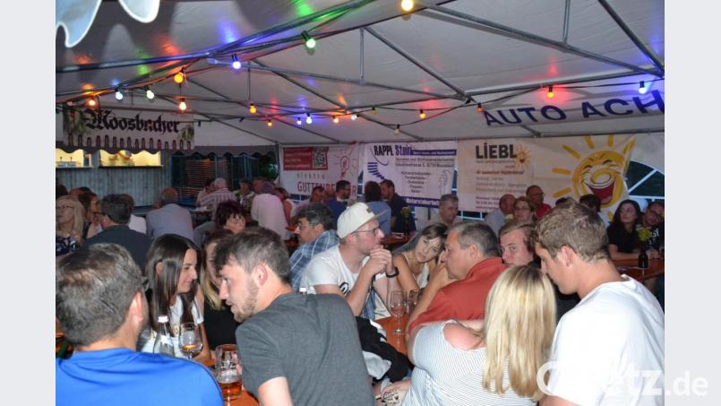 Der Kegelclub Blau-Weiß feiert sein 50. Gründungsjubiläum mit einem Gartenfest bis tief in die Nacht. Bild: gi