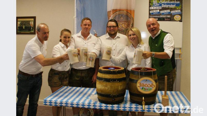 Brauerei-Chef Marcus Jakob (rechts) und Verkaufsleiter Markus Lernbecher (links) stoßen bei der Bierprobe mit Verantwortlichen des Katholischen Burschenvereins Dietersdorf an. Bild: mmj