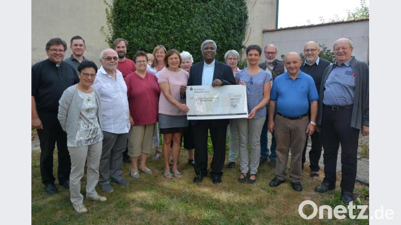 Bischof Moses (Mitte) wurde am Mittwochabend von den Verantwortlichen der Pfarrei St. Jakob mit Spenden für seine Hilfsprojekte überrascht. Mit dabei waren Stadtpfarrer Anton Witt (Zweiter von rechts), Pfarrgemeinderatssprecherin Helga Weiß (Fünfte von rechts) und Pfarrer Günter Müller (links). Bild: jr