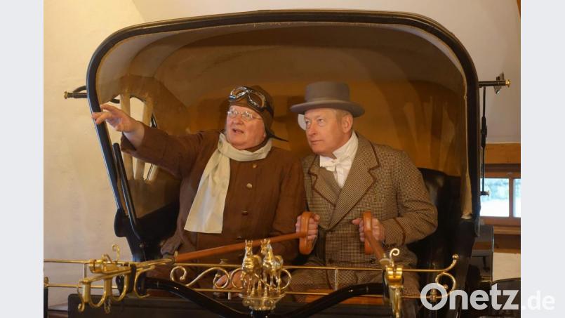 Zum zweiten Mal nach 2005 steht das Volksstück „Die Erbschaft“ auf dem Spielplan. Der Inhalt ist unverändert, wohl aber so manche Szene. Reiste damals Herr Buche (Roland Fritsch, links) per Heißluftballon an, kommen er und sein Diener Johann (Erhard Ackermann, rechts) dieses Mal mit einem Aaglander an. Das Fahrzeug ist eine Leihgabe von Irmgard Belz aus der Aagland-Manufaktur Schloss Kühlenfels Automobilbau. Bild: u