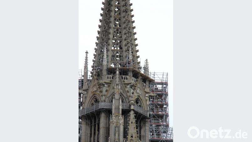 Arbeiter bringen am Südturm des Domes das Schutzgerüst an. Rechts ist die Fiale mit abgenommener Kreuzblume. 
Bildnachweis: Gewehr Bild: exb