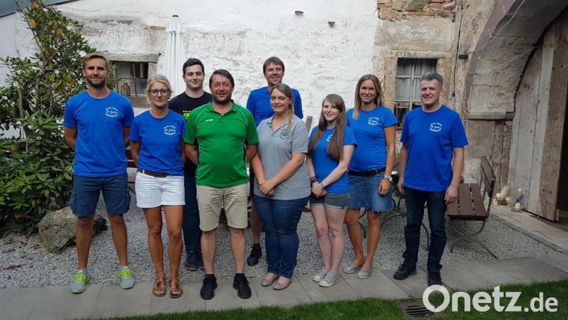 Beim Kegelfest wurden die Sieger des Jubiläumsturniers geehrt. Dazu gratuliert der Vorsitzende Heinrich Forster (Fünfter von links), Sportwart Mario Thalhauser, Zweite Vorsitzende Katrin Grötsch (von links) sowie Dritter Vorsitzender Wolfgang Bergmann (rechts). Bild: gi