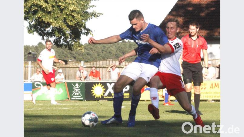 Marc Lais (rechts) vom SSV Jahn zeigt vollen Einsatz beim Spiel gegen den TV Wackersdorf. Vor zwei Wochen siegte der Zweitligist beim Kreisligisten mit 20:1. Am Freitag treffen die Regensburger in Pleystein auf den Drittligisten Carl Zeiss Jena. Bild: Rudolf Hirsch