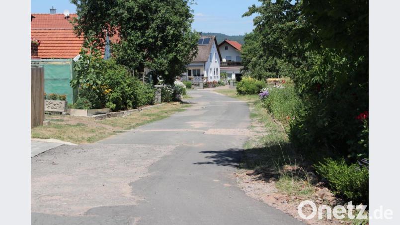 Der Lilienweg wird nach dem Willen der Gemeinderatsmehrheit ohne Wasserführung ausgebaut. Das Niederschlagswasser versickert weiterhin in einem Grünstreifen. Bild: ral