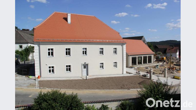 In neuem Glanz präsentiert sich das ehemalige Pfarrhaus in Niedermurach, das nach umfassender Sanierung als Pfarrheim wieder eine bedeutende Zukunft hat. Rechts im Bild ist der neu erbaute Pfarrsaal zu sehen. Bild: boj
