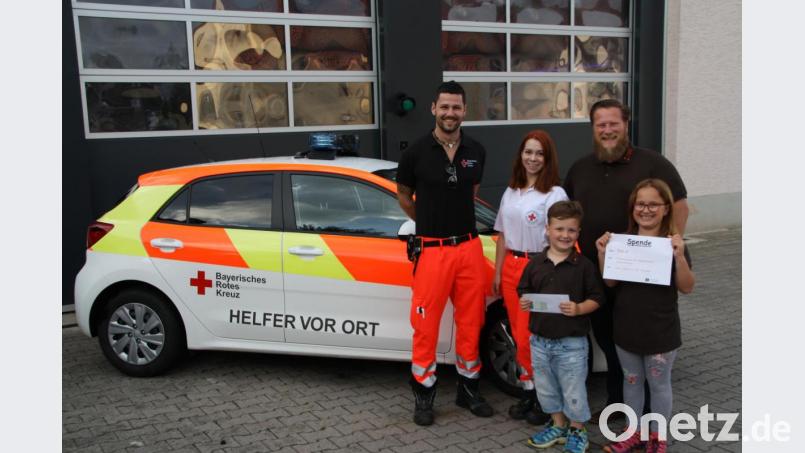 Für die Theatergruppe der Kolpingfamilie überreichten Jürgen Meier (rechts) und der Theaternachwuchs Rosalie und Vitus Meier eine Spende an Bereitschaftsleiter Johannes Sellmeyer (links). Jessica Oetter war bei der Spendenübergabe in Doppelfunktion dabei: als Mitglied des HvO-Teams und der Theatergruppe. Bild: nag