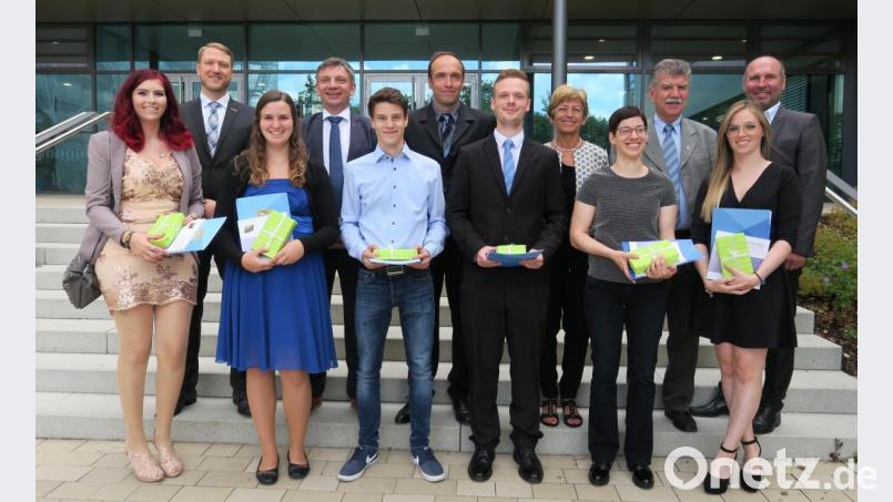 Schulleitung und Ehrengäste zeichneten die besten Absolventen besonders aus. Dritter von rechts Jahrgangsbester Michael Siml, der nun an der OTH Wirtschaftsinformatik studiert. Bild: Hirsch