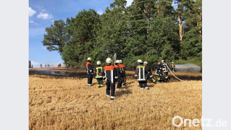 In der vergangenen Tagen fast schon ein gewohntes Bild: Die Feuerwehr löscht einen Brand auf einem Feld. Diesmal, am Mittwoch, in der Nähe von Hofstetten (Ensdorf). Bild: egl