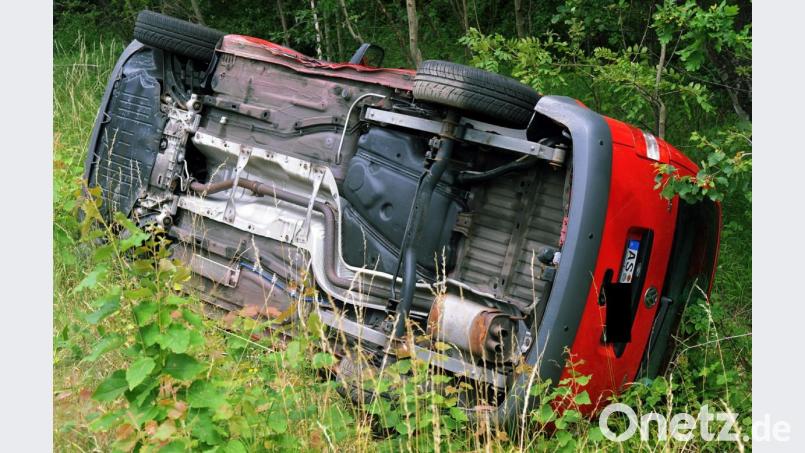 Der Fahrer dieses VW blieb ebenso unverletzt wie der Unfallverursacher. Der 79-Jährige war am Donnerstag um 14.35 Uhr mit seinem Mercedes bei Bernricht ohne erkennbaren Grund auf die Gegenfahrbahn geraten. Bild: gfr