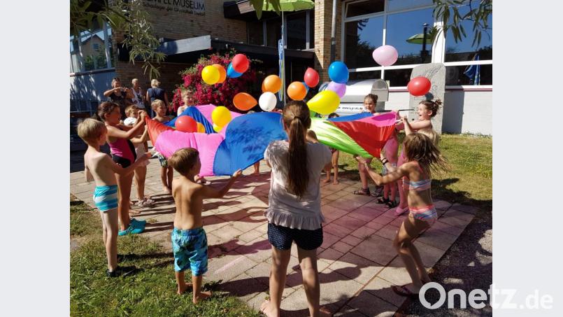 Die Wasserspiele, die der SV Etsdorf organisiert hat, kommen bei den Kindern enorm gut an. Bild: exb