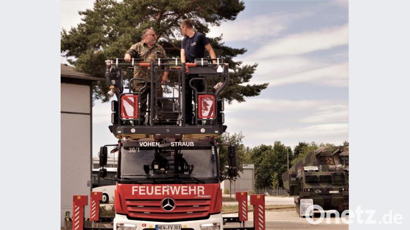 Stabsfedlwebel Franz Mühlbauer (links) darf bei seiner Verabschiedung die Drehleiter herauffahren. Bild: arw