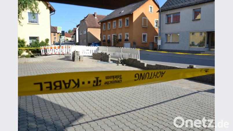 Die Telekom fand den Fehler an ihren Leitungen nicht, weshalb ein größeres Stück Gehsteig in Michelfeld etwa zwei Wochen lang gesperrt war. Bild: ll