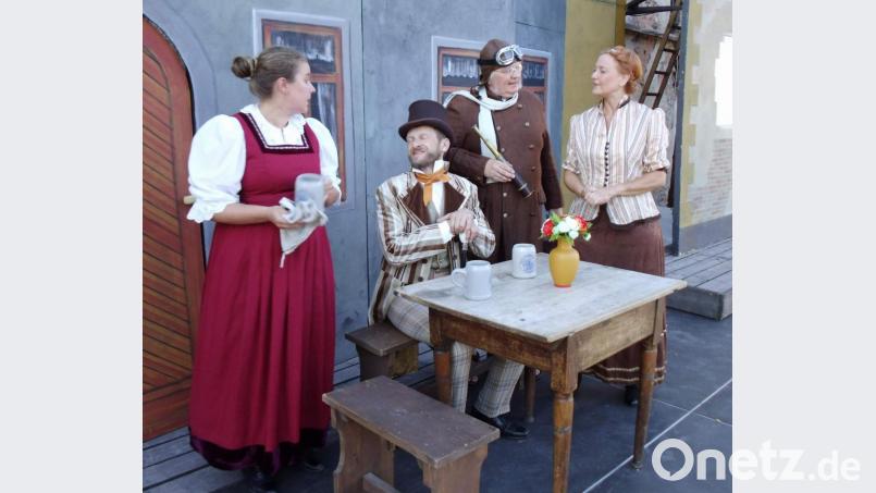 Wenn es um eine Erbschaft geht, sind Konflikte und Intrigen vorprogrammiert (von links): Corinna Falk (Wirtin Maria), Christian Gnan (Dr. Thieme), Roland Fritsch (Herr Buche) und Kerstin Ackermann (Frau Wilhelm). Bild: u