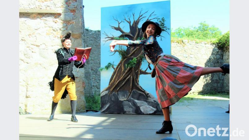 Die Tölzer-Schwestern Marie (rechts) und Jana überzeugen als "Kleine Hexe" und Rabe Abraxas Archivbild: stg