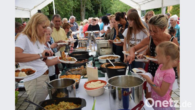 Im Rahmen des Afrikafestes der Pfarrei wurde auch zu einem afrikanischen Essen eingeladen. Bild: bö